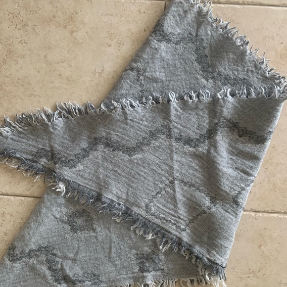 Wilfred Aritzia 100% wool triangle mosaic scarf. - Picture 6 of 9